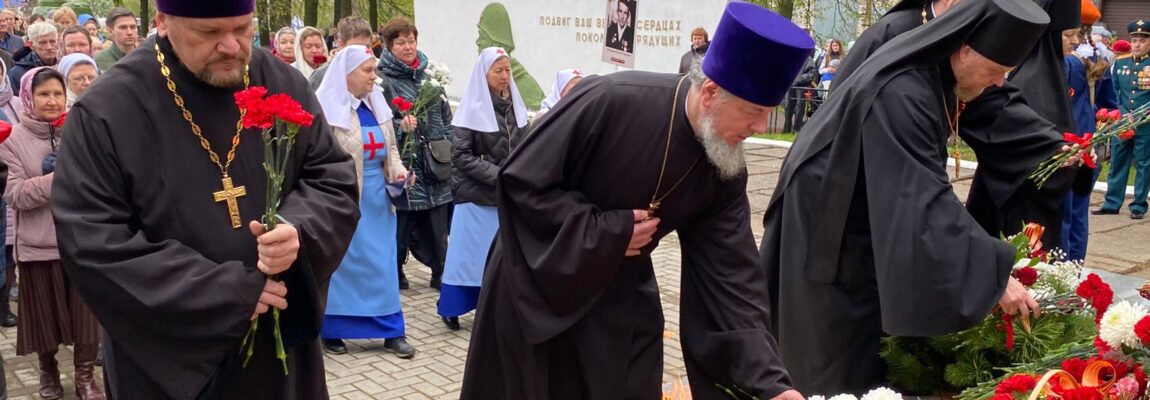 Возложение цветов к мемориалу павшим воинам